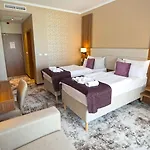 Outlet 4* Polgár