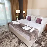 Outlet Hotel 4*